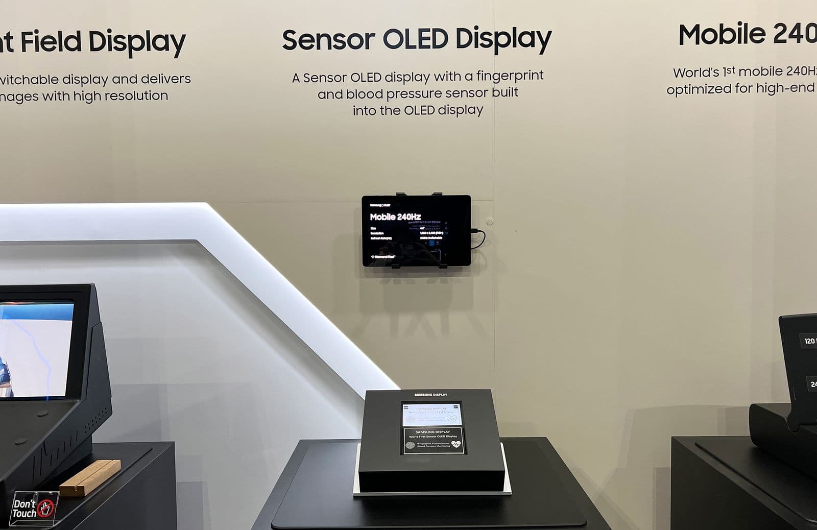 Samsung-მა წარმოადგინა მსოფლიოში პირველი OLED დისპლეი ჩაშენებული თითის ანაბეჭდის სკანერითა და არტერიული წნევის სენსორით