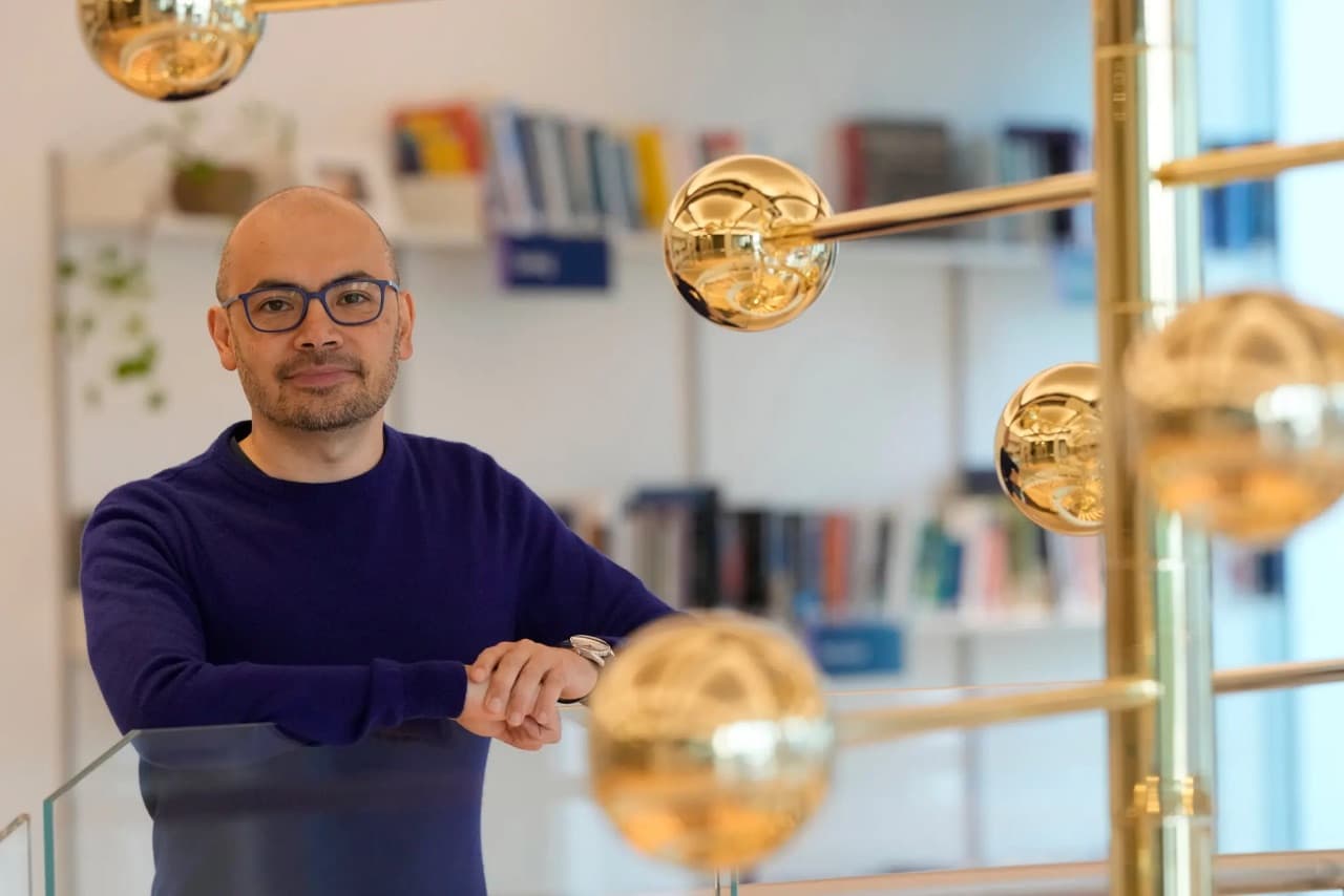 Google DeepMind-ის ხელმძღვანელი: სისულელეა თანამედროვე ხელოვნური ინტელექტის შედარება დოქტორის ხარისხის მქონე მეცნიერებთან