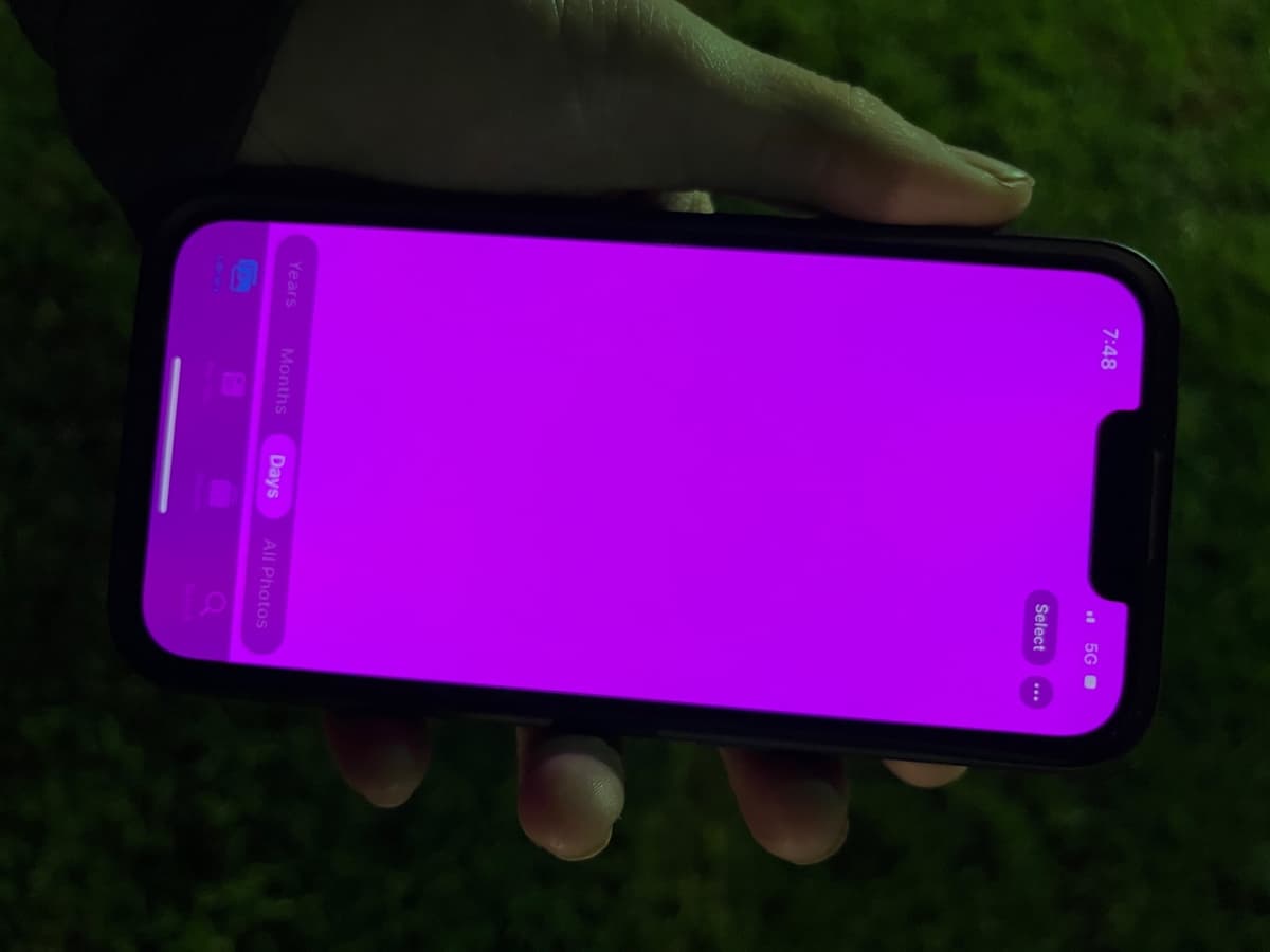 iPhone 13-ს აქვს უცნაური შეცდომა ვარდისფერი ეკრანით. Apple დაჰპირდა ყველაფრის გამოსწორებას