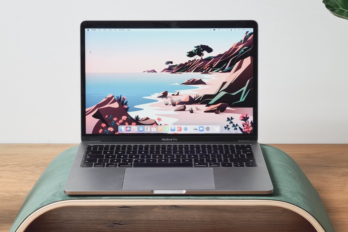 Apple ავითარებს 20 დიუმიან დასაკეც MacBook-ს