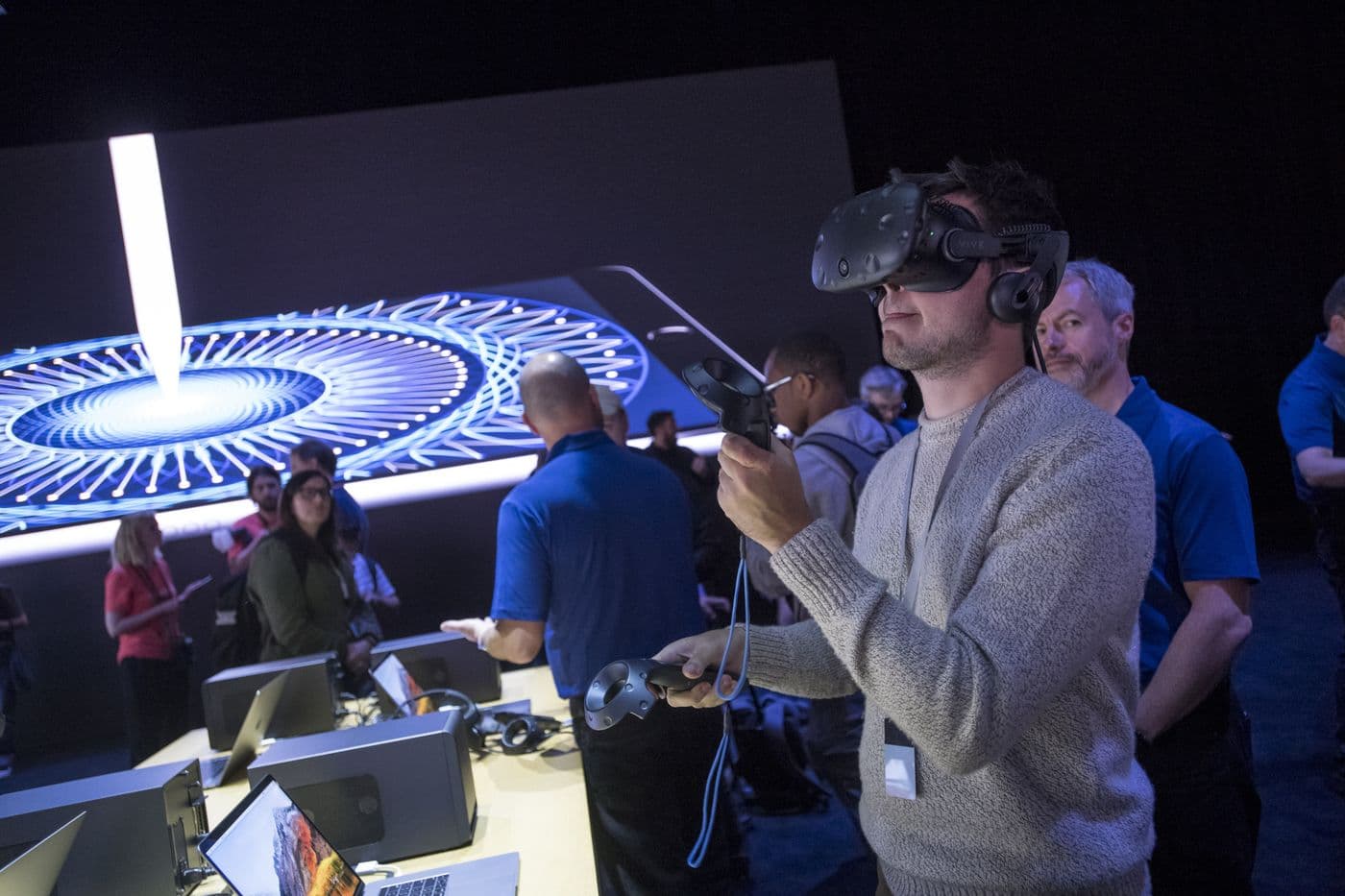 Apple ეძებს 3D სამყაროს შემქმნელებს და ვიდეო სერვისს თავისი მომავალი შერეული რეალობის ყურსასმენისთვის
