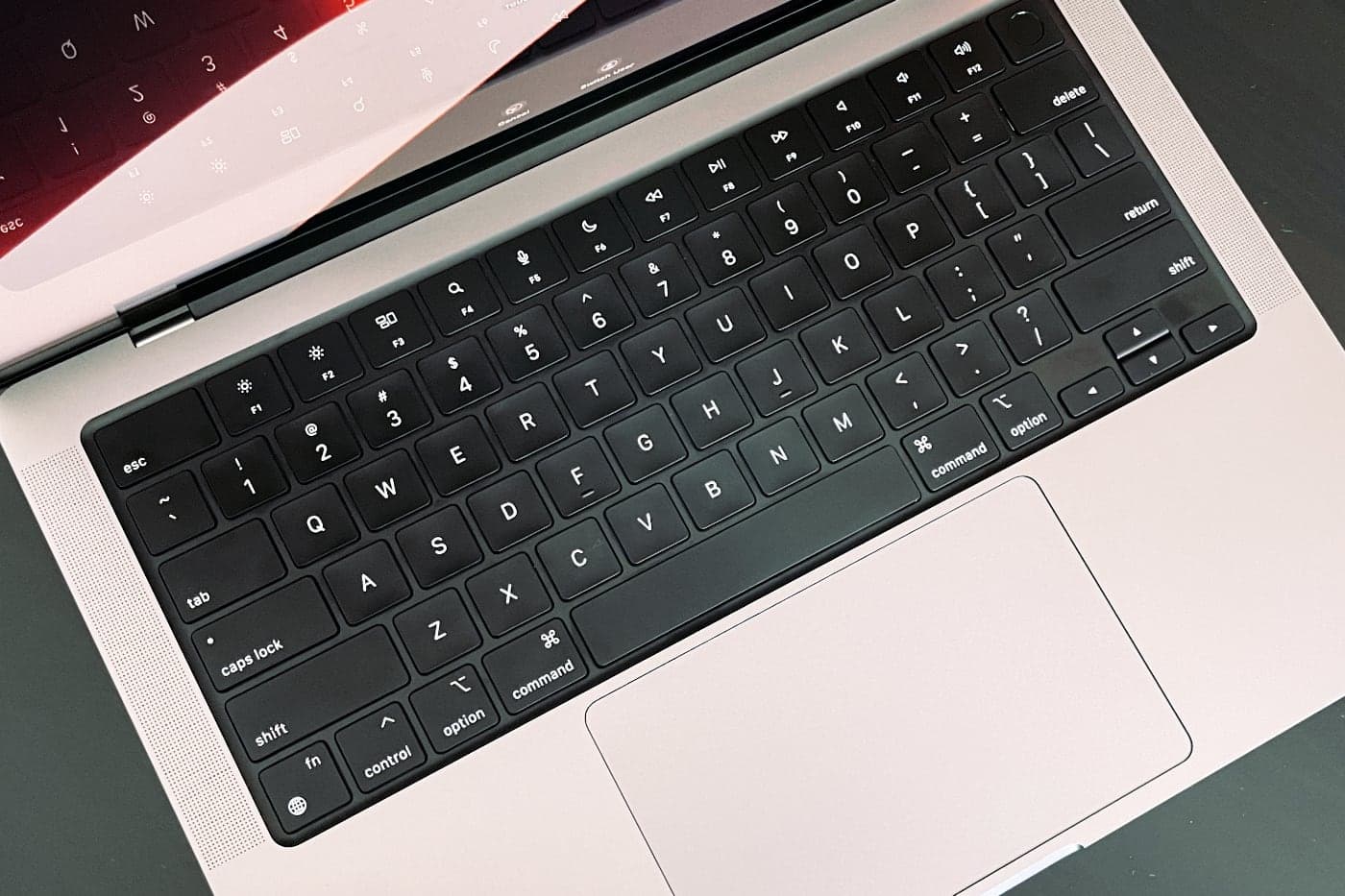 Apple დააპატენტებს უკნიდან განათებულ ალუმინის კლავიატურას MacBook-ისთვის, რომელსაც შეუძლია კლავიშების სიმბოლოების შეცვლა