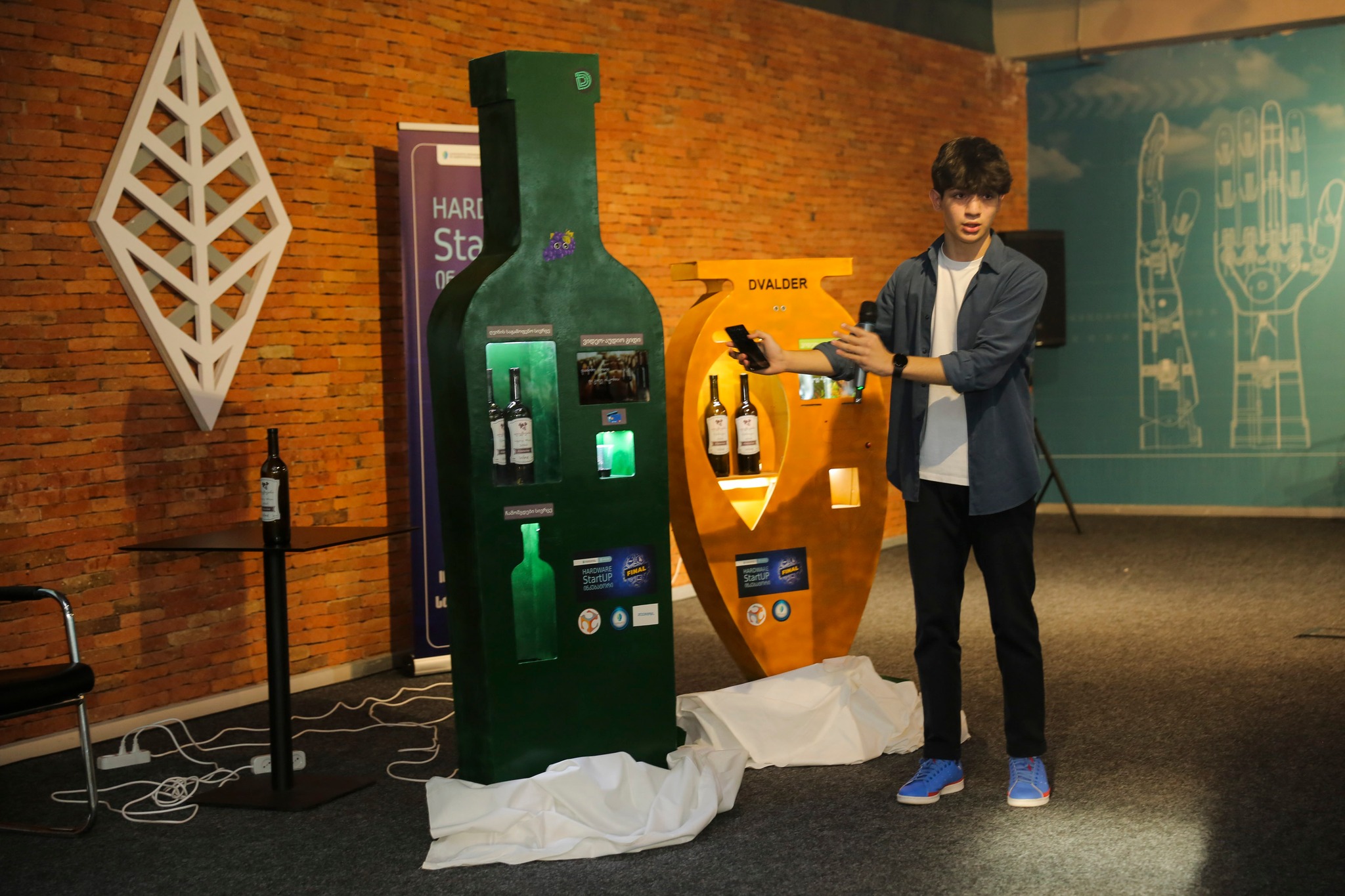 ღვინის საცალო გაყიდვების და პრომოუშენის უნიკალური აპარატები – 16 წლის ნიკოლოზ დვალის პროექტი